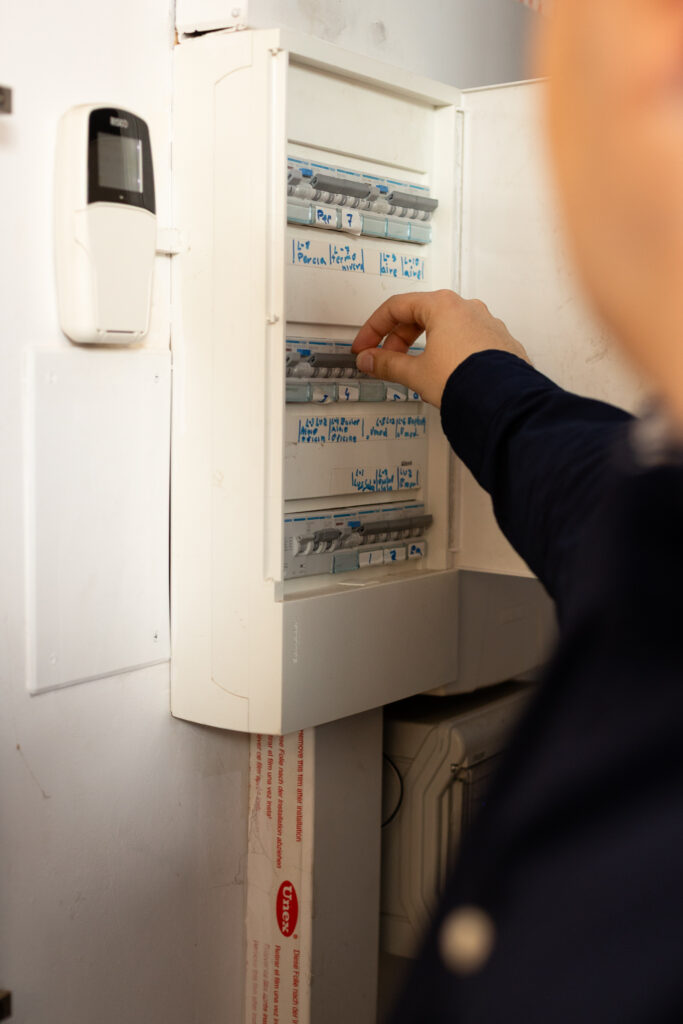 como solicitar una devolucion por cobro excesivo de la luz en españa